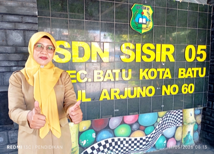 Sebagai Pembina menulis cerita, sekaligus Guru di SDN Sisir 05 ketika berada di halaman sekolah. 