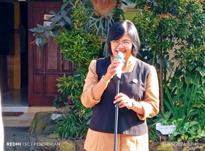 Kepala Sekolah SDN Sisir 05 ketika memberikan pencerahan kepada siswa siswinya dalam upacara pada hari Senin, 11 Mei 2026.