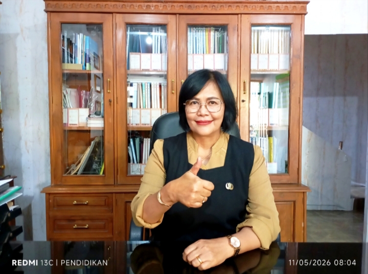 Kepala Sekolah SDN Sisir 05 ketika berada di ruang kantornya. 