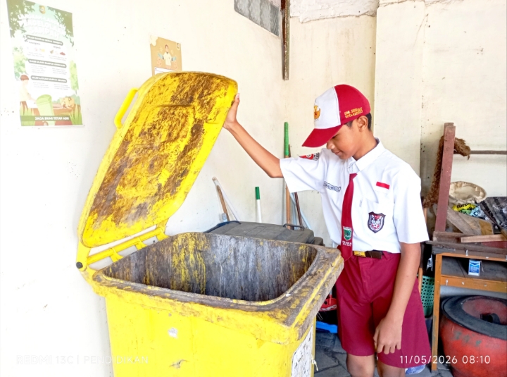 Achmad salah satu siswa ketika melihat sampah anorganik yang sudah terkumpul. 