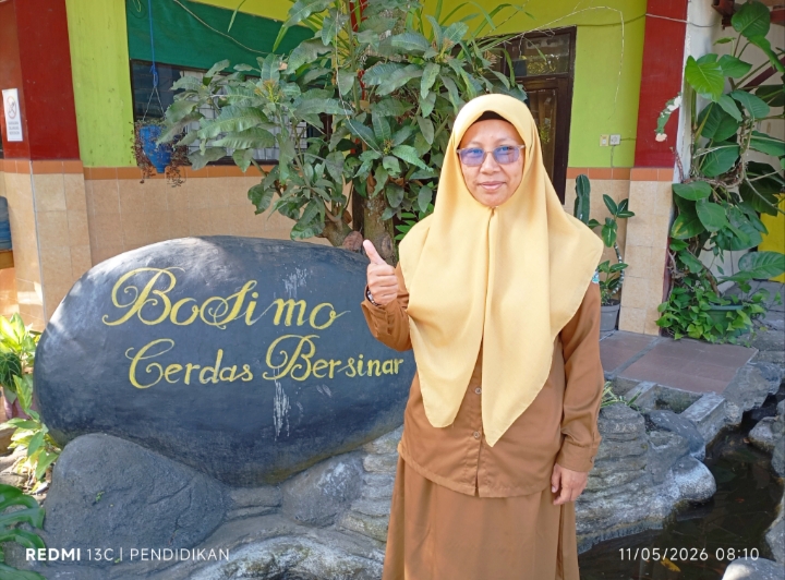 Guru Pembina Ciling ketika berada di area halaman sekolah. 