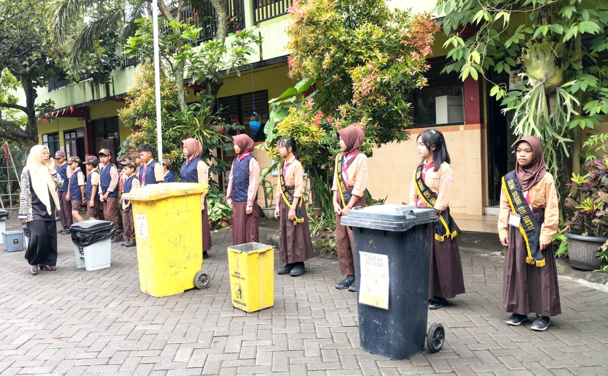 Guru Pembina ketika memberikan pengarahan kepada siswa siswinya perihal sampah. 