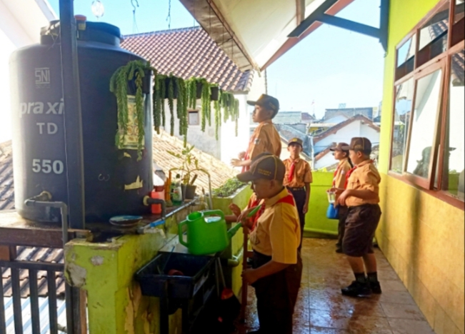 Siswa di ajarkan juga untuk mencintai tumbuh tumbuhan dengan cara menyiram bunga yang ada di area sekolah. 