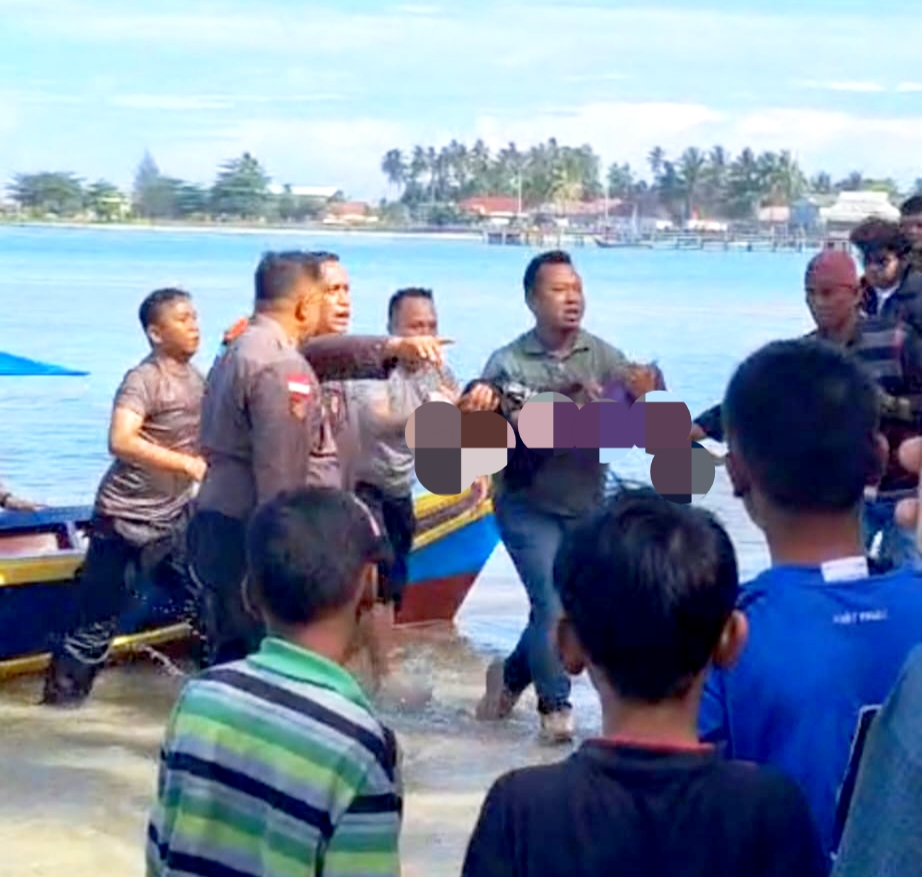 Tampak petugas ketika membawa korban tenggelam dengan sigab dan cepat. 