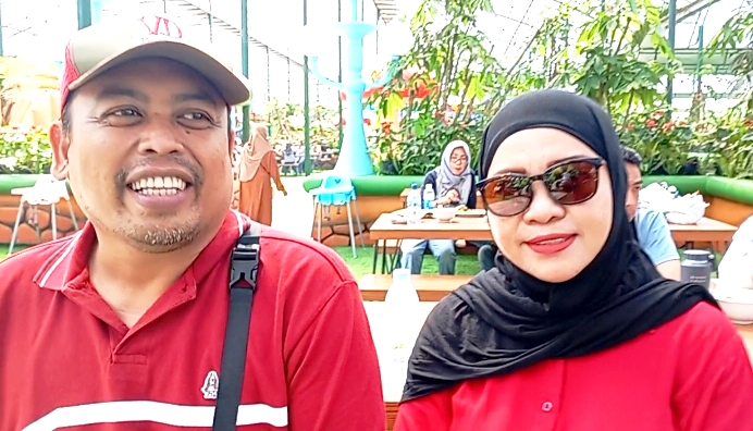 Wisatawan dari Surabaya, Bapak Pungki dan IBu Titik ketika menikmati kuliner yang disertai mendengarkan musik dari Kelompok Power of Disability.