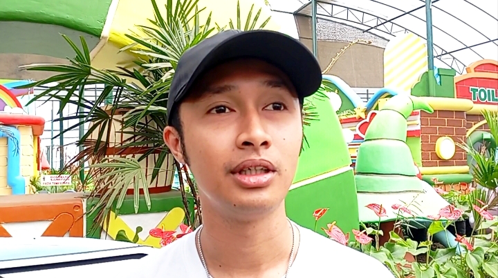 Salah satu anggota band, Novan ketika memberikan ungkapanya ke awak media disela sela waktunya di Mikutopia.