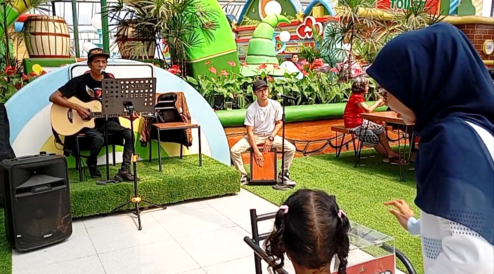 Tampak wisatawan memberikan ucapan terimakasih atas lagu lagu yang disuguhkan serta terhibur ke kotak aspirasi