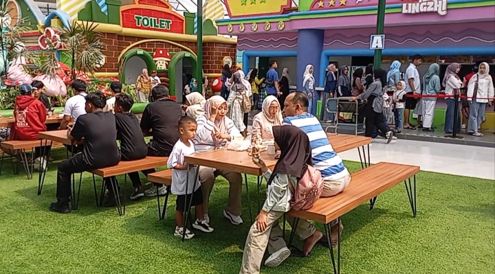Tampak wisatawan terhibur oleh lagu lagu yang dinyanyikan sembari menunggu menu menu yang sudah dipesan untuk dinikmati