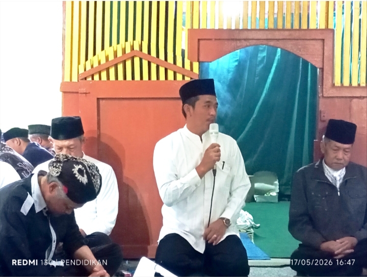 Kepala Desa Pesanggrahan, Imam Wahyudi ketika memberikan sambutan sambutan yang dalam acara selamatan serta kirim doa bersama sama kepada leluhur di Pesarean Mbah Kanjeng Maimunah Mayangsari. 