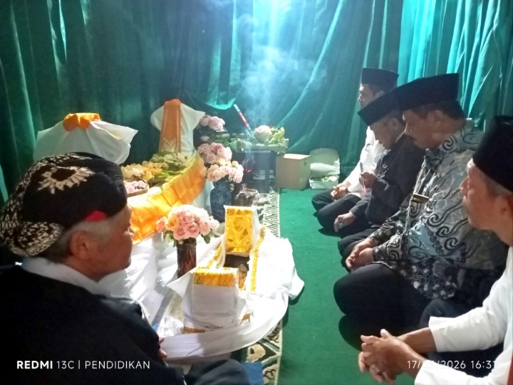Kepala Desa Pesanggrahan beserta jajaran perangkat desa didampingi oleh juru kunci, memberikan doa doa kepada Leluhur Desa Pesanggrahan. 