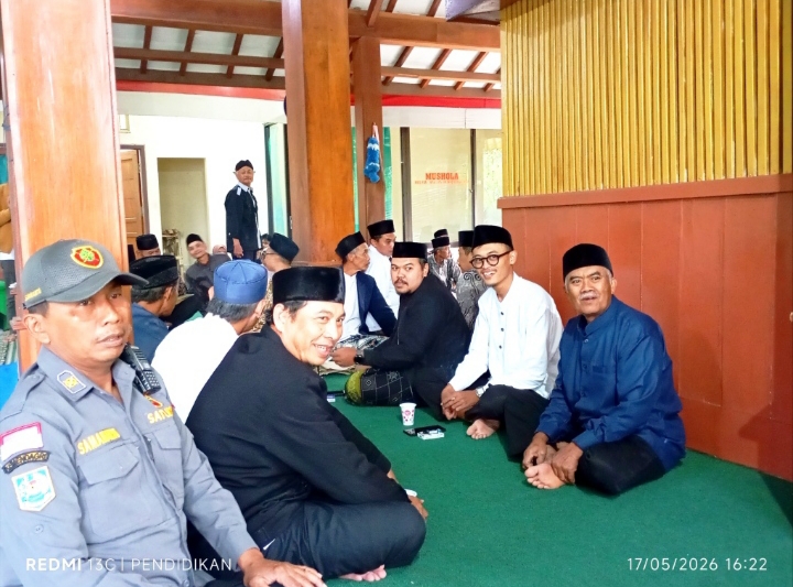 Tampak dari Linmas, tokoh masyarakat, tokoh agama dan perangkat Desa Pesanggrahan mengikuti rangkaian kegiatan di Pesarean Mbah Kanjeng Maimunah Mayang Sari. 