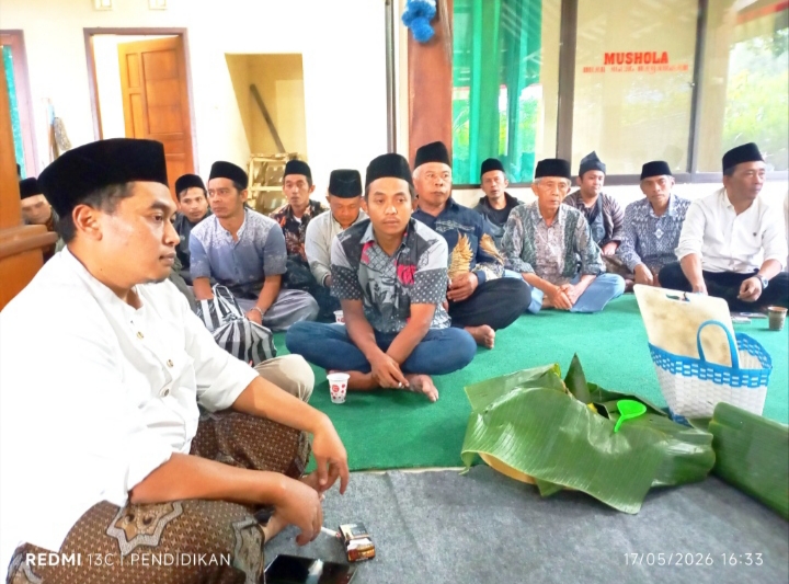 Tampak guyub rukun berkumpul bersama sama dalam acara kirim doa untuk leluhur. 