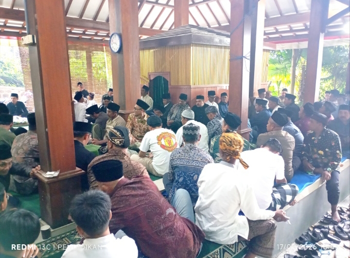 Tampak ratusan warga masyarakat antusias mengikuti rangkaian kegiatan selamatan desa, kirim doa bersama sama. 
