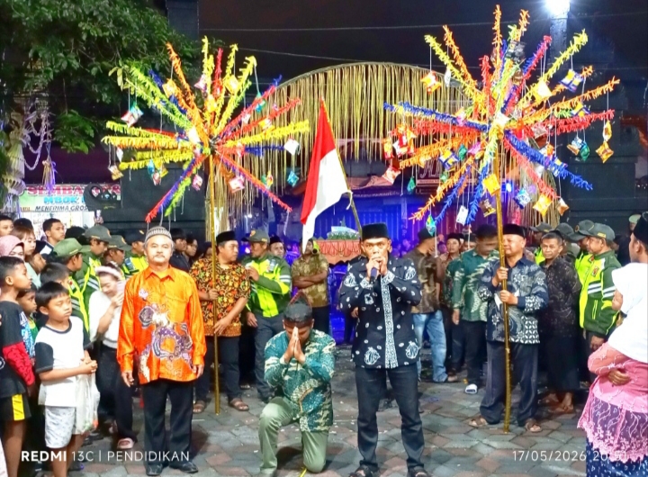 Tampak juga tidak kalah menariknya Pasrah Bulu Bekti dari RW. 08 pada Selamatan Desa Pesanggrahan. 