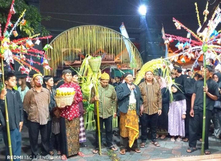 Penampilan pertama pada Pasrah Bulu Bekti selamatan Desa Pesanggrahan. 
