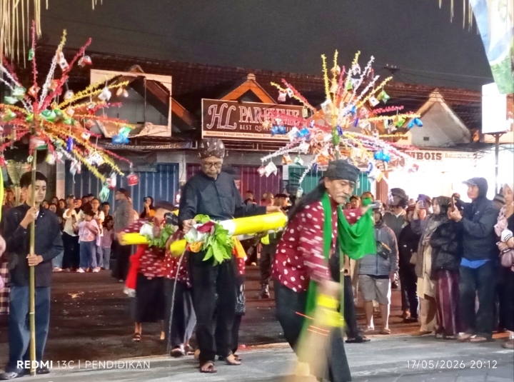 Rangkaian awal di bukanya jalan dengan ritual adat oleh Kii Lelono beserta anggotanya. 