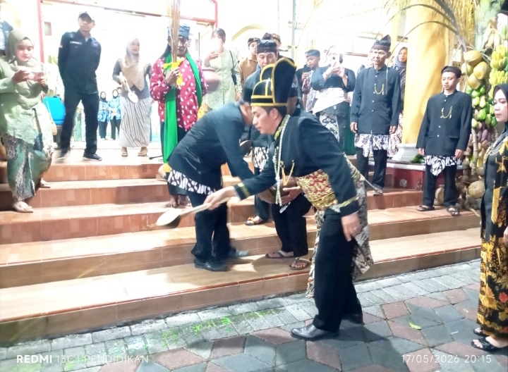 Serangkaian selanjutnya penyiraman halaman Balai Desa Mayangsari dan pemukulan kentongan oleh Kepala Desa Pesanggrahan. 