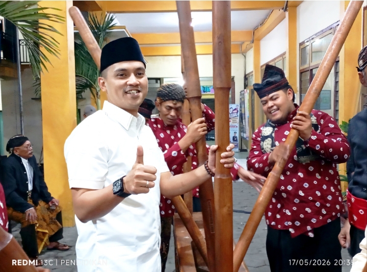 Tampak Anggota DPRD Kota Batu, Ketua Fraksi PKB Kota Batu ketika bersama sama masyarakat ikut memainkan musik di Lesung. 