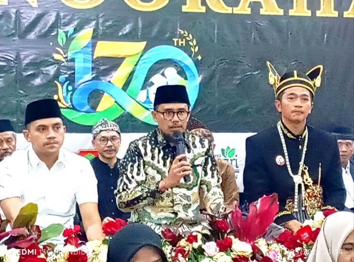 Camat Batu ketika memberikan sambutan dan apresiasinya dalam Selamatan Desa Pesanggrahan ke-170. 