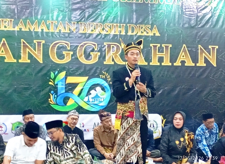 Kepala Desa Pesanggrahan, memberikan sambutan sambutanya dalam acara pasrah Bulu Bekti Selamatan Desa ke-170. 