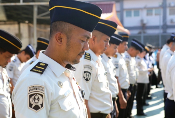 Tampak personil dengan khidmat mengikuti jalanya rangkaian upacara.