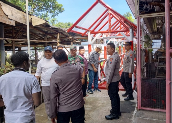 Tampak Kapolres Batu bersama Wakapolres serta jajaran dan Kepala Desa Tulungrejo ketika selesai acara peresmian jembatan Merah Putih. 