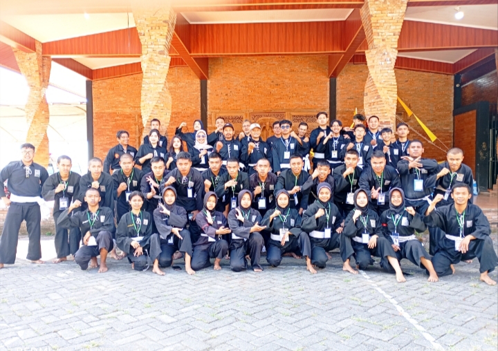 Tampak Seluruh Tim penguji, Perwakilan Cabang, dan Dewan PSHT Cabang Batu dan siswa siswi ketika foto bersama sama. 