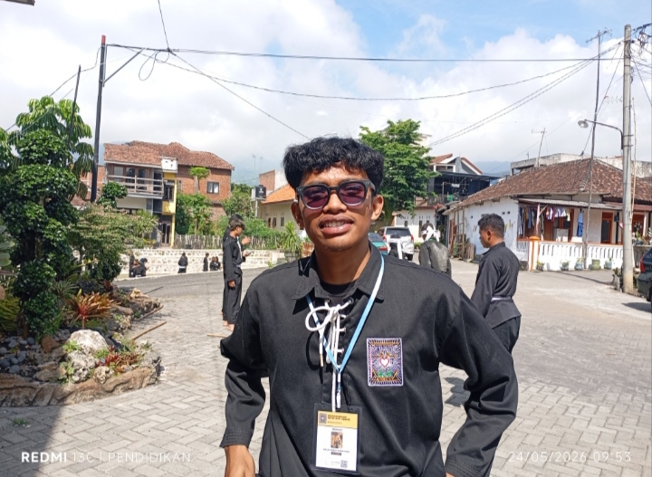 Ketua Koordinator Pelatih Putih, Mas Galih ketika ikut dalam menguji siswa siswi. 