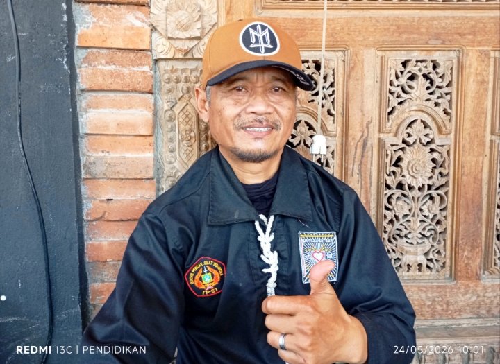 Anggota Dewan PSHT Cabang Batu yang sekaligus sebagai sesepuh, KangMas Hanafi, SE., ketika memantau jalanya tes pra warga. 