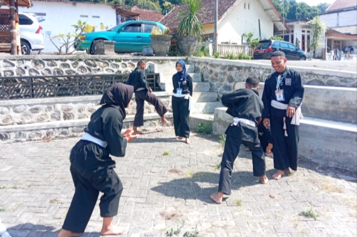 Tampak para siswa melaksanakan apa yang diperintahkan oleh Penguji. 