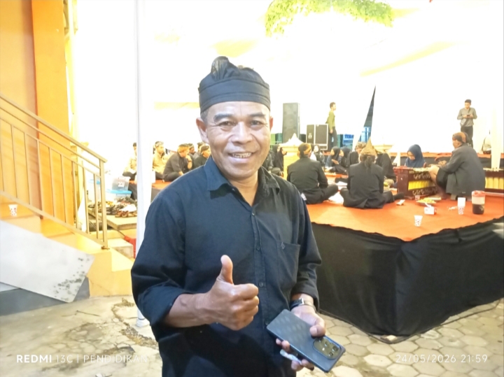 Salah Satu lembaga adat Desa Oro Oro Ombo ketika berada di area panggung.