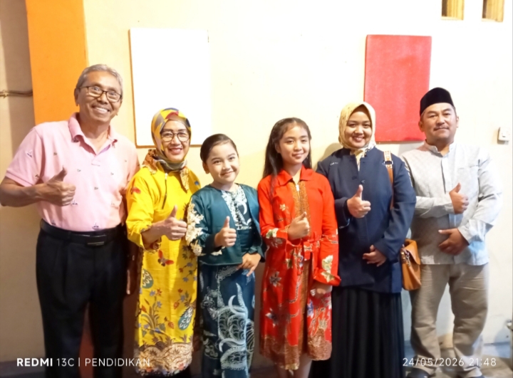 Sinden Mocopat usia dini beserta keluarga besarnya.