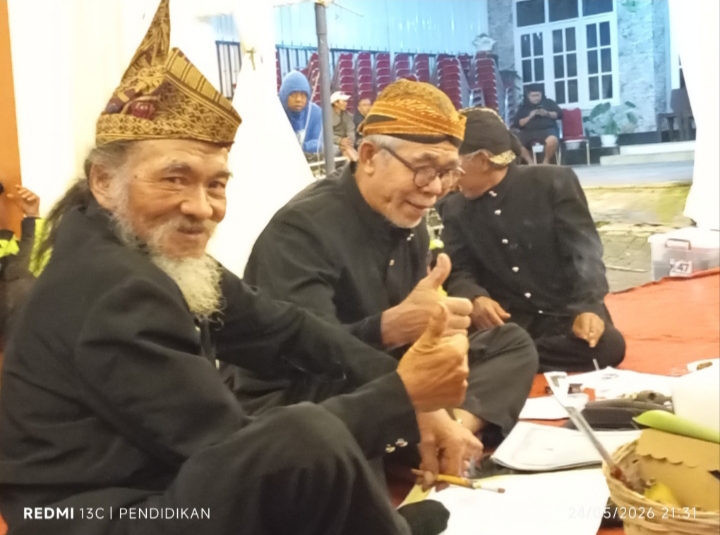 Para tokoh lembaga adat Desa Oro Oro Ombo dengan tetap melestarikan budaya Jawa.