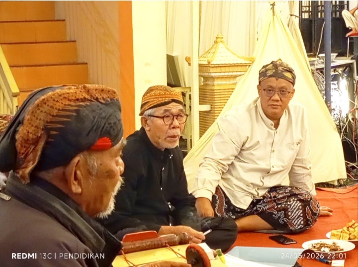 Kepala Desa Ketika bersama sama para tokoh lembaga adat Desa Oro Oro Ombo.