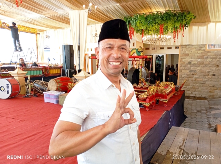 Ketua Panitia, Ahmad Sholikin ketika berada di area panggung.