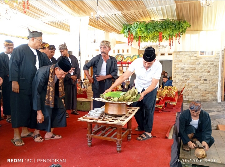 Tampak ketua panitia ketika mempersiapkan kelengkapan kelengkapanya.