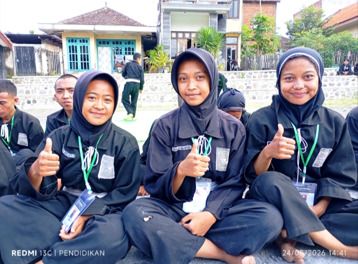 Tampak dari kiri siswi juara 1, kemudian juara 2 ( dari Ranting Ngantang ) dan juara 3 ( dari Komisariat Bani Salim Sapari ).
