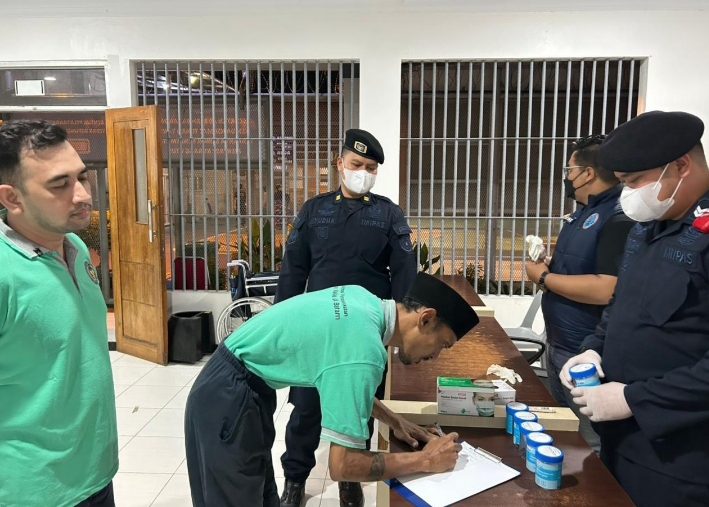 Tampak kegiatan dilaksanakan oleh petugas. 