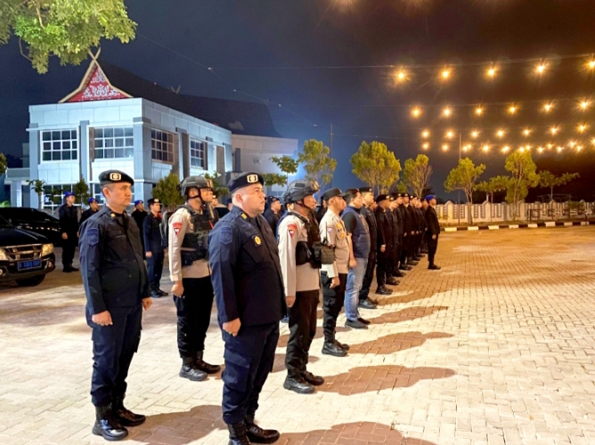 Tampak tim gabungan ketika persiapan akan melaksanakan gelar operasi. 