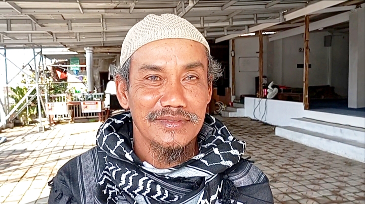 Ketua Takmir Masjid Nur Hidayah, Sunardi ketika di halaman masjid. 