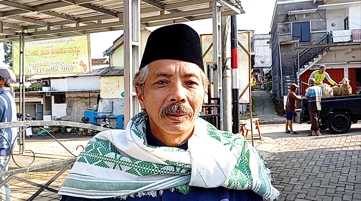 Ketua Panitia Penyembelihan Hewan Kurban, Muhammad Toha ketika mempersiapkan hewan kurban. 