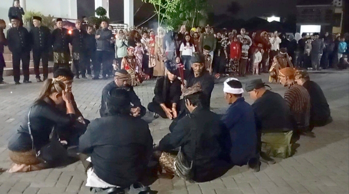 Kegiatan ritual adat sebagai pembuka diacara Pasrah Bulu Bekti. 