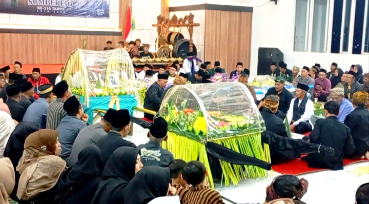 Suasana meriah dan antusias masyarakat pada acara Pasrah Bulu Bekti Selamatan Desa Sumberjo ke-116. 