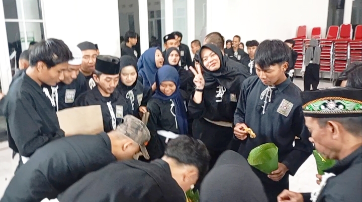 Suasana penuh keakraban ketika saling menikmati Bulu Bekti Selamatan Desa Sumberjo ke 116.