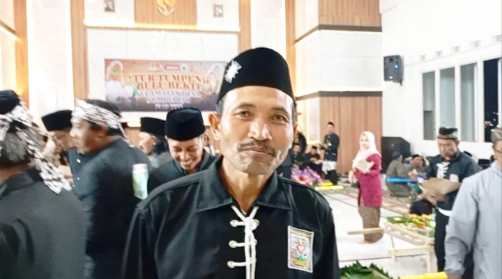 Ketua PSHT Rayon Sumberjo, KangMas Nursuntono ketika di dalam gedung balai desa.