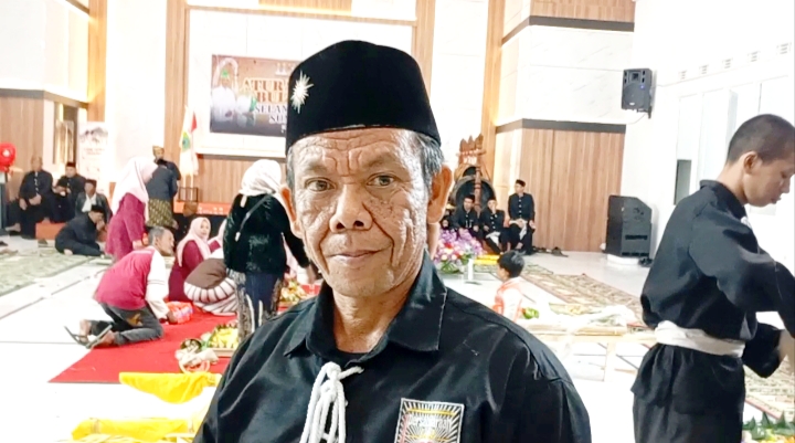 KangMas Abdul Rojad salah satu Warga Senior di Desa Sumberjo ketika memberikan keteranganya.