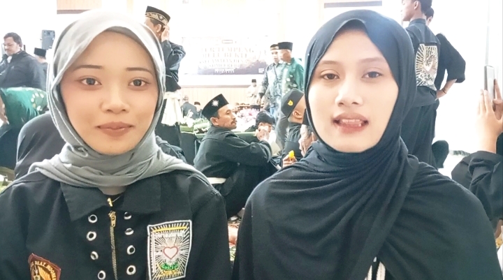 Salah satu anggota dari. Ranting Junrejo, Silvy dan Ranting Bumiaji, Vina ketika sehabis menikmati Bulu Bekti.