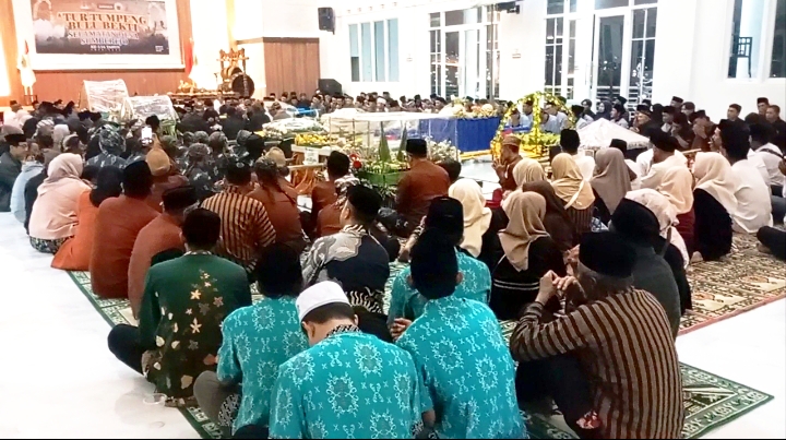 Susana penuh khidmat dalam acara Bulu Bekti Desa Sumberjo.