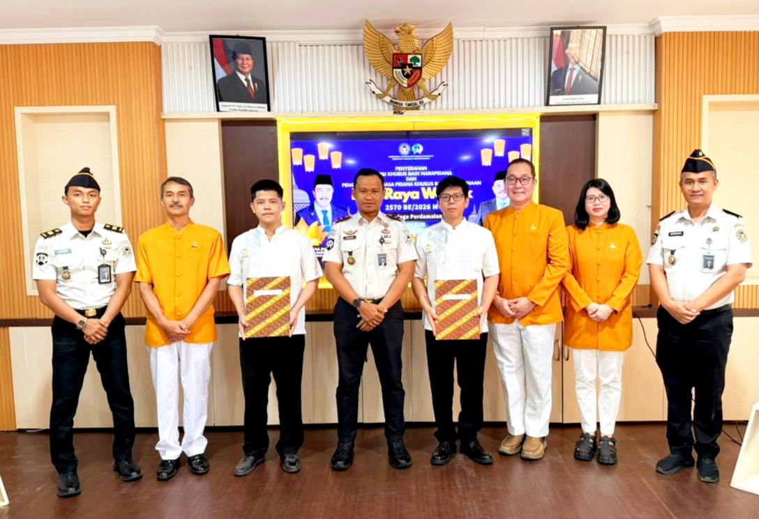 Tampak Kalapas dan beberapa petugas bersama warga binaan Rutan Batam.
