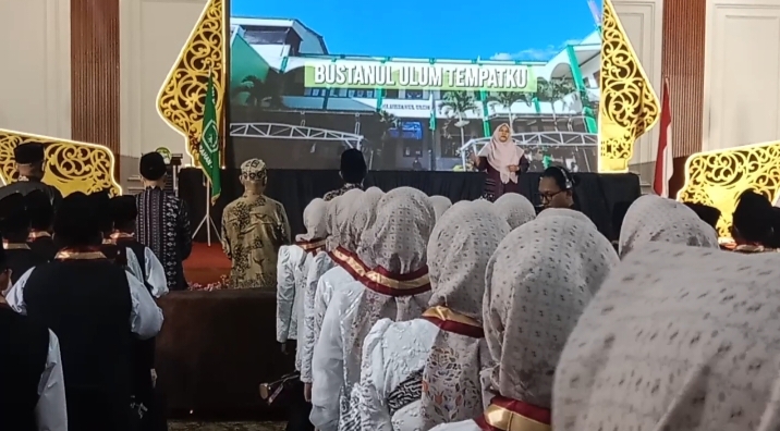 Tampak ratusan siswa siswi ketika melaksanakan rangkaian kegiatan Wisuda.